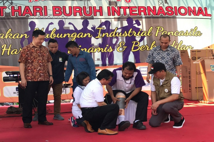 Senyum Pekerja Pabrik Dapat Kaki Palsu