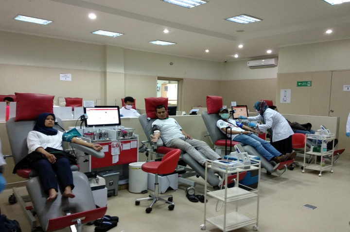 Buruh di Bandung Gelar Aksi Donor Darah