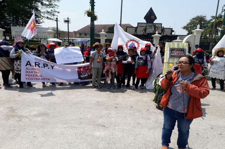 May Day, Buruh Bawakan Buah untuk Gubernur DIY