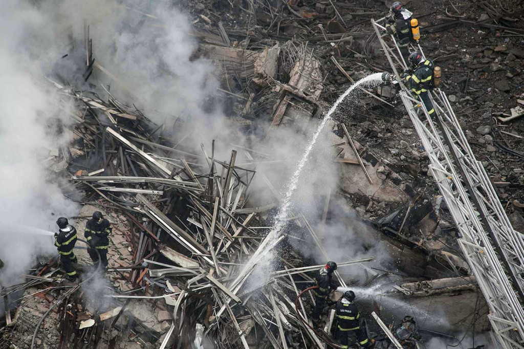 Gedung 24 Lantai Ambruk Pascakebakaran, 1 Orang Tewas