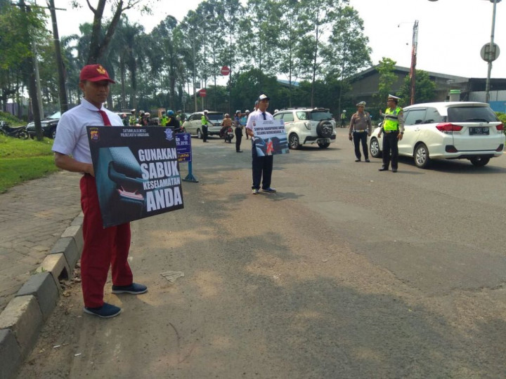 Sambut Hardiknas, Polisi Pakai Seragam Sekolah