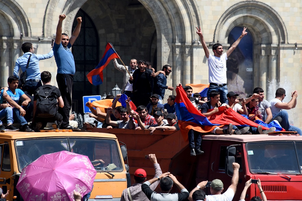 Puluhan ribu warga Armenia berunjuk rasa di Yerevan, 2 Mei 2018. (Foto: AFP/VANO SHLAMOV)