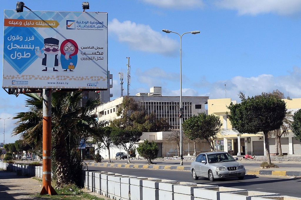 Iklan yang dipasang KPU Libya di Tripoli, 16 Februari 2018, meminta masyarakat mendaftarkan diri agar dapat mengikuti pemilu. (Foto: AFP/MAHMUD TURKIA)