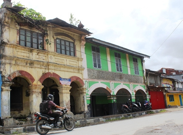 Bila direnovasi dengan baik, deretan ruko tua dengan ornamen arsitekturnya yang khas seperti di kawasan kota tua Padang ini bisa menjadi perkantoran yang menarik. medcom.id/Alex Rajes