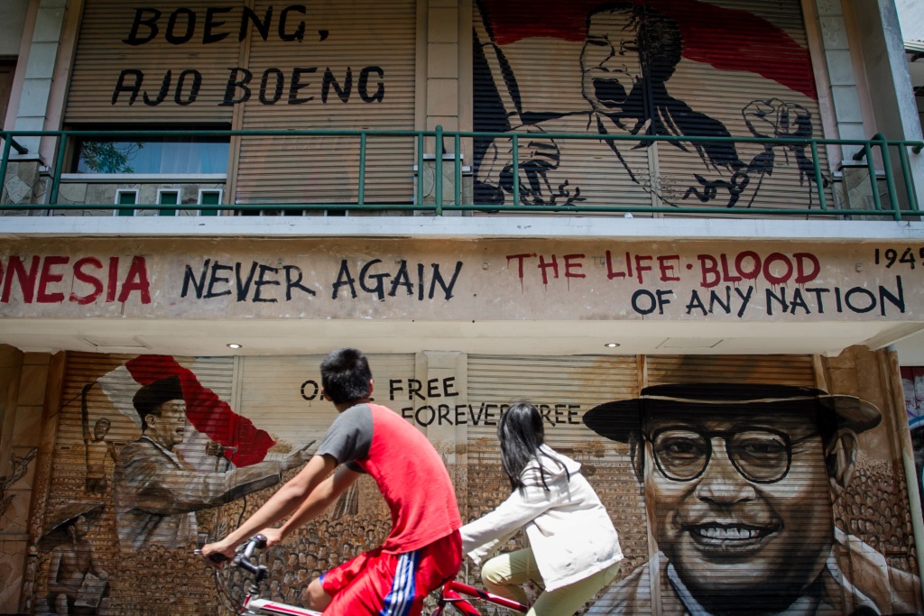 ILUSTRASI: Warga melintas di depan mural Soekarno dan Mohammad Hatta di jalan Slamet Riyadi, Solo, Jawa Tengah/ANTARA/Mohammad Ayudha.