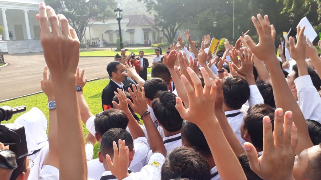 Presiden Joko Widodo menerima siswa SMA di Istana Bogor, Jawa Barat. Foto: Medcom.id/Achmad Zulfikar Fazli.