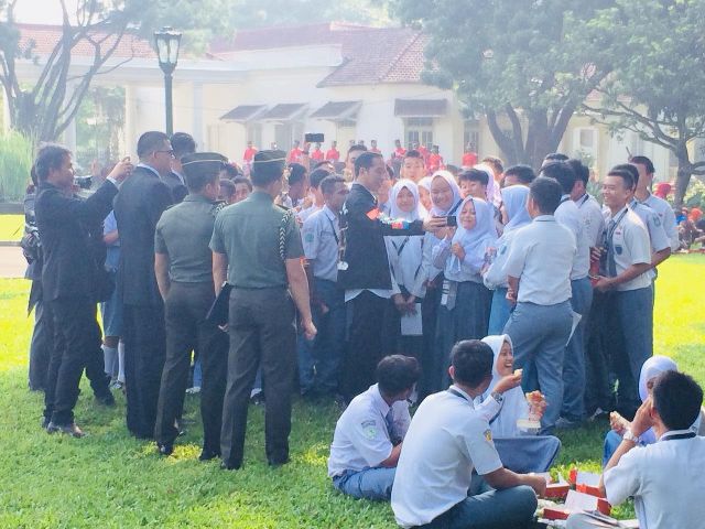 Presiden Joko Widodo menerima siswa SMA di Istana Bogor, Jawa Barat. Foto: Medcom.id/Achmad Zulfikar Fazli.