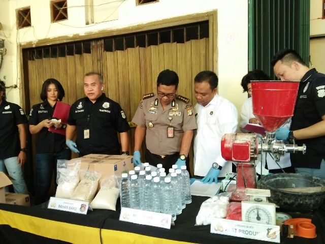 Polisi Sita 3 Ton Bahan Pembuat Miras