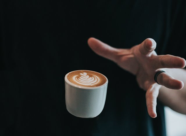Minuman dengan kandungan kafein atau soda tinggi juga sebaiknya dihindari selama bulan puasa karena dapat meningkatkan keasaman lambung. . (Foto: Nathan Dumlao/Unsplash.com)