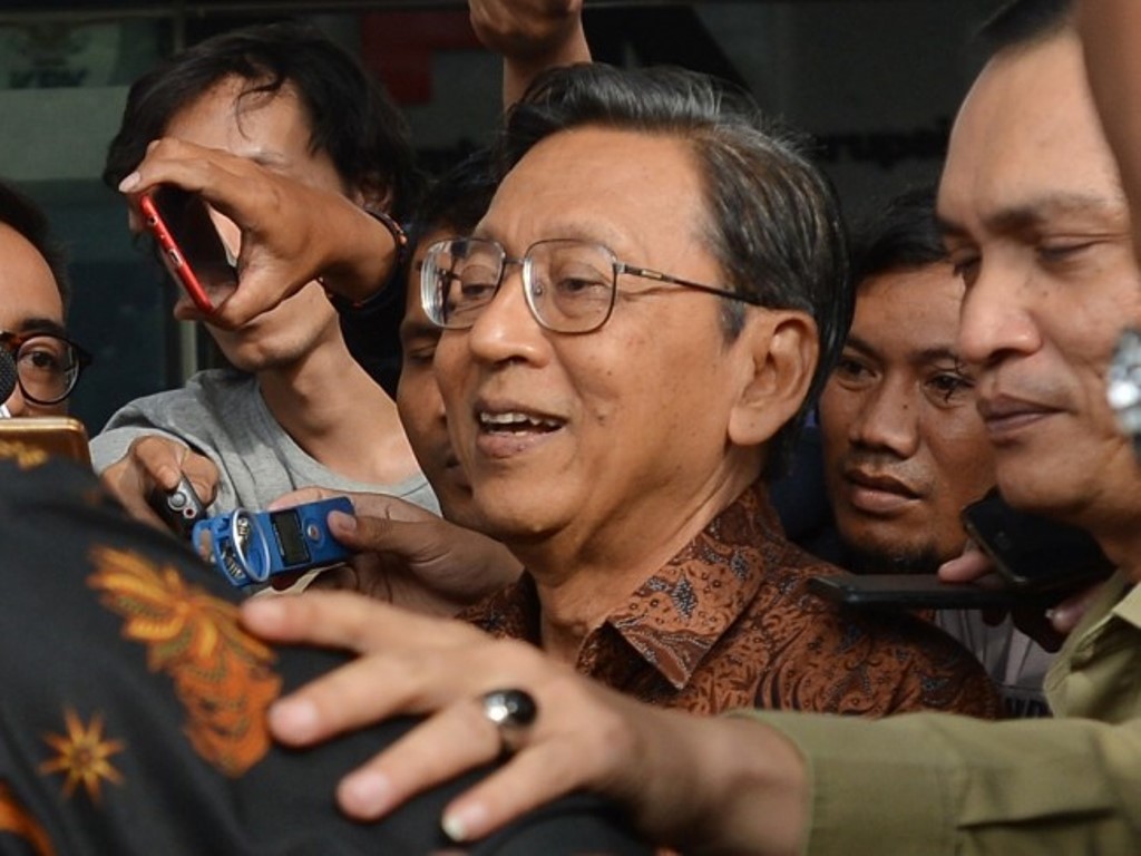 Mantan Wakil Presiden Boediono memasuki mobil seusai menjalani pemeriksaan di gedung KPK Jakarta, Kamis (27/12). (Foto: Antara/Wahyu Putro A). 