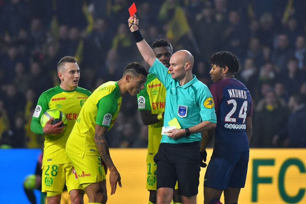Tony Chapron memberikan kartu merah untuk Diego Carlos (dua dari kiri) (Foto: AFP PHOTO / LOIC VENANCE)