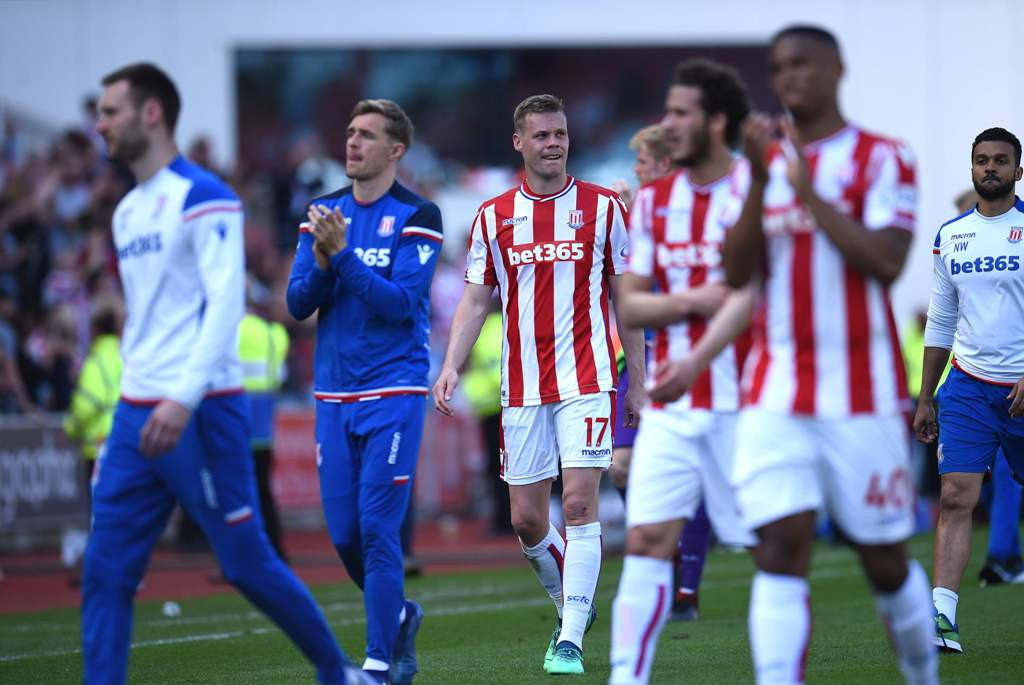 Pemain Stoke City tertunduk lesu usai dipastikan terdegradasi. (Foto: AFP/OLI SCARFF)