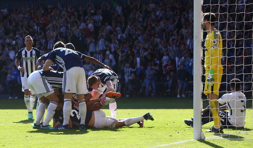 Pemain WBA merayakan gol yang dicetak Jake Livermore (Foto: AFP/GEOFF CADDICK)