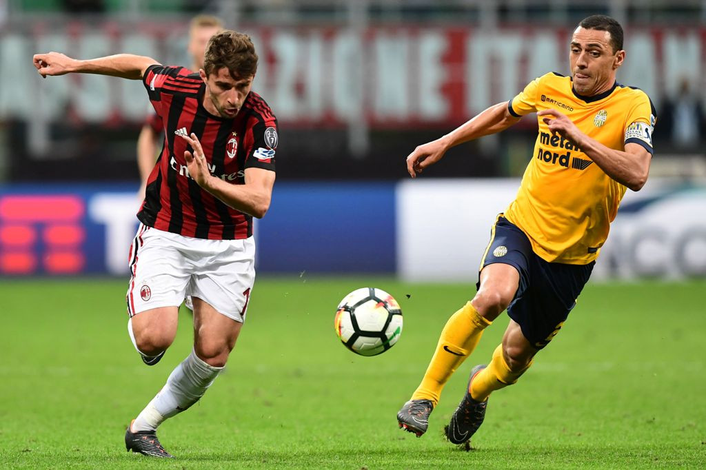 Suasana laga AC Milan vs Hellas Verona. (AFP PHOTO / MIGUEL MEDINA)