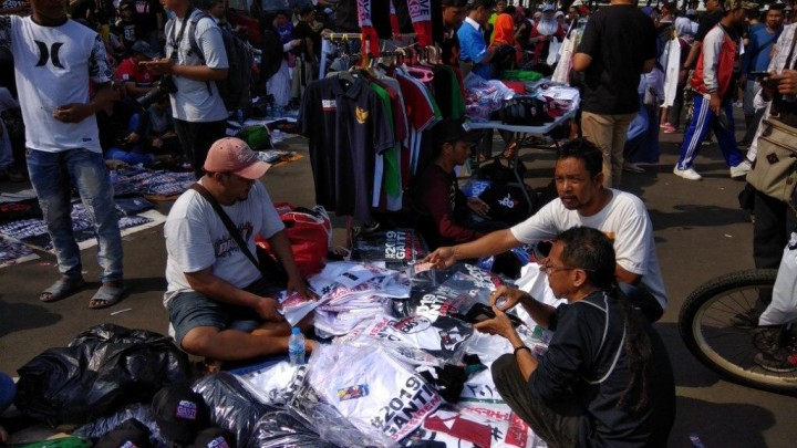 Pedagang Atribut Manfaatkan Momen #2019GantiPresiden