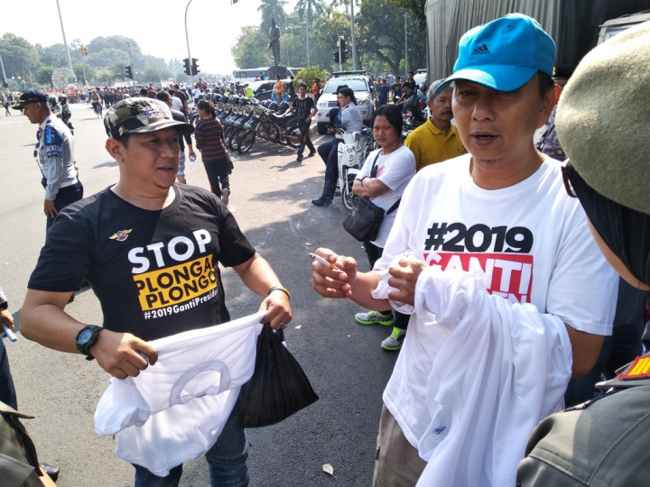 Simpatisan Berkaus #2019GantiPresiden Diadang Masuk Area CFD