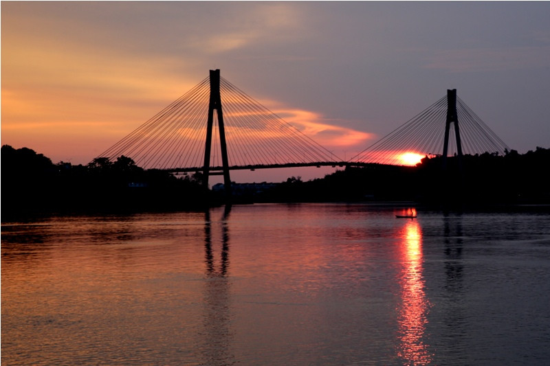 Jembatan Barelang yang dibangun dari 1992-1998 telah menjadi ikon wisata kota Batam. Antara