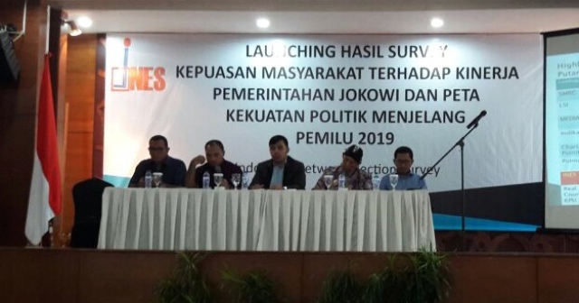 ?Direktur INES, Oskar Vitriano (tengah). Medcom.id/ Dian Ihsan