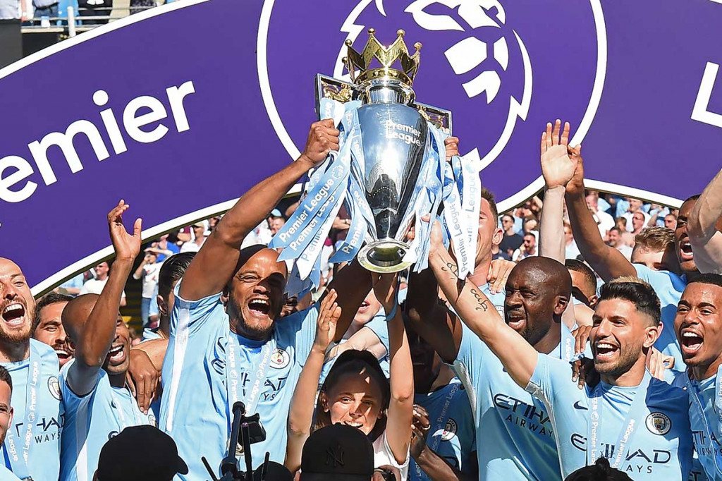 Manchester City Angkat Trofi Liga Inggris