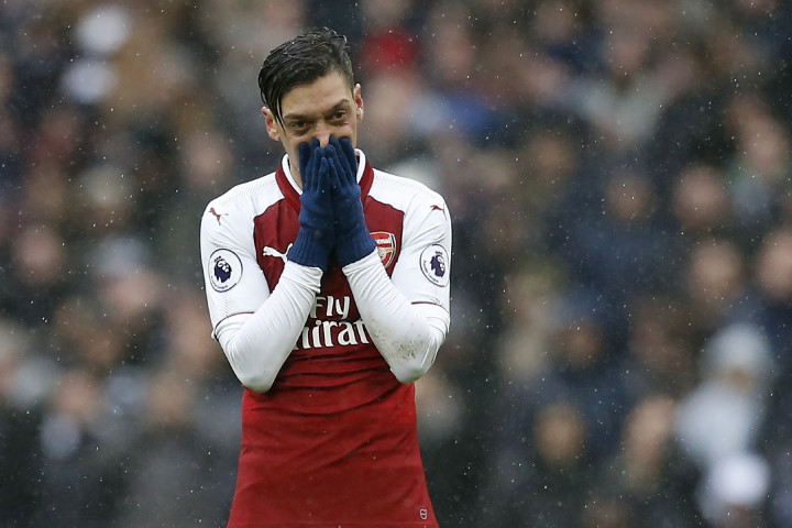 Cedera Punggung Oezil akan Pulih Sebelum Piala Dunia