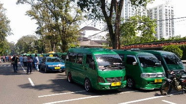 Puluhan Angkot Geruduk Gedung Sate