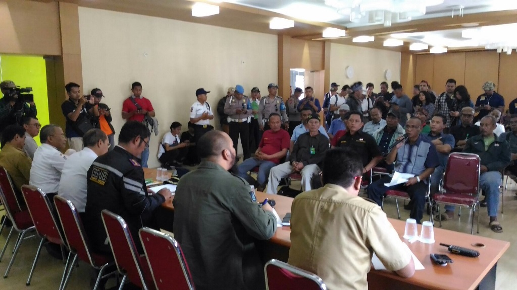 Suasana audenti para pengemudi transportasi konvensional dan perwakilan dari perwakilan Pemprov Jabar dan Pemkot Bandung di Gedung Sate, Jalan Diponegoro, Kota Bandung, Selasa 8 Mei 2018. (Medcom.id/Roni K)