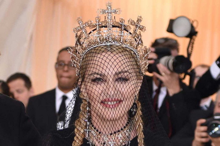 Madonna Kenakan Mahkota Karya Desainer Indonesia