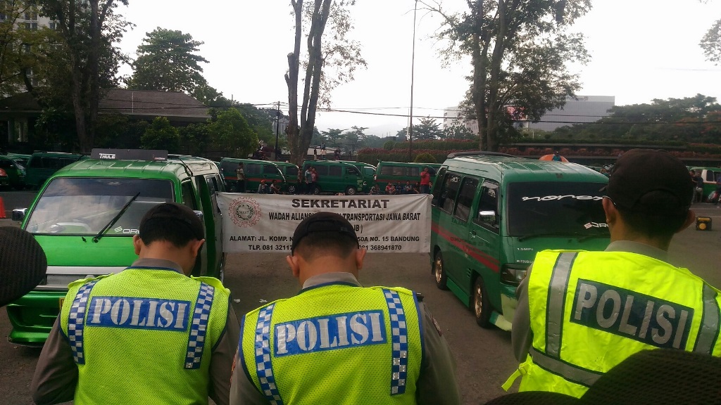 Angkot trayek Kebon Kelapa-Soreang di halaman Gedung Sate, Bandung, Jawa Barat. (Medcom.id/Roni K)