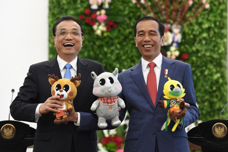 Presiden Joko Widodo (kanan) bersama Perdana Menteri Tiongkok Li Keqiang (kiri) berfoto dengan maskot Asian Games XVIII usai pertemuan bilateral di Istana Bogor, Jawa Barat, Senin (7/5). (Foto: INASGOC)