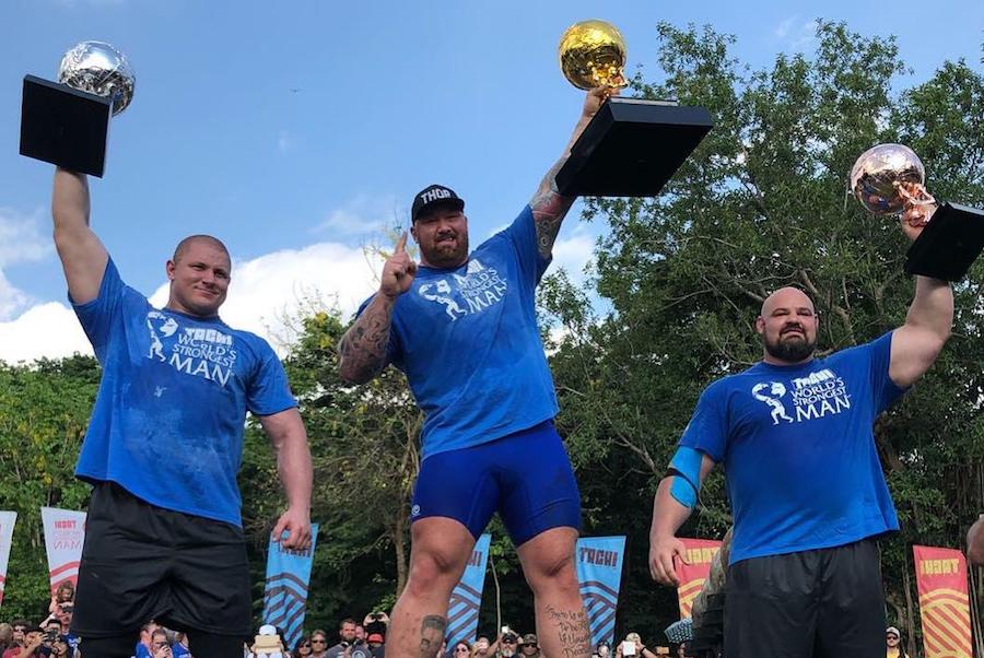 Hafthor Julius Byornsson (tengah) dalam seremoni kemenangan di The World's Strongest Man 2018 di Manila (instagram thorbjornsson)