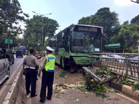 Kecelakaan bus Transjakarta di kawasan Permata Hijau, Jakarta