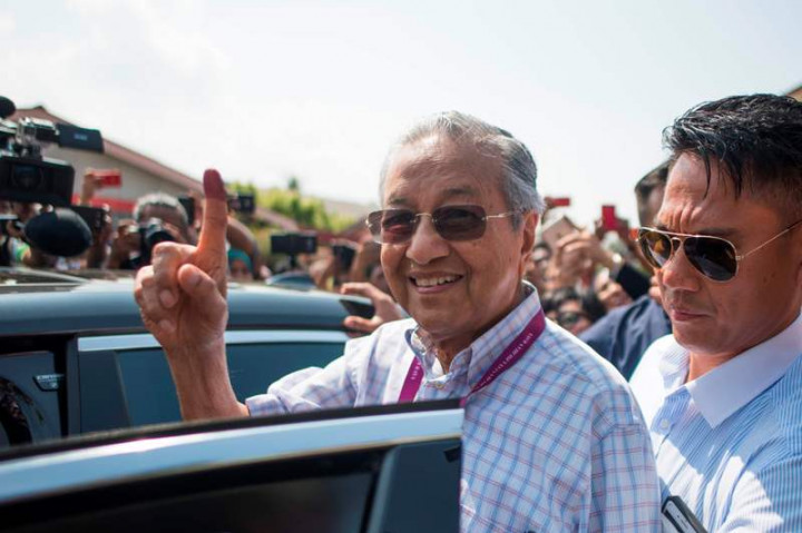 Mahathir Pertanyakan Dana PM Najib saat Beri Hadiah ke Warga