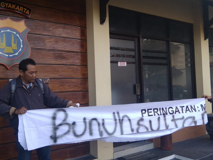 Warga Yogya Serahkan Barang Bukti Tulisan 'Bunuh Sultan'