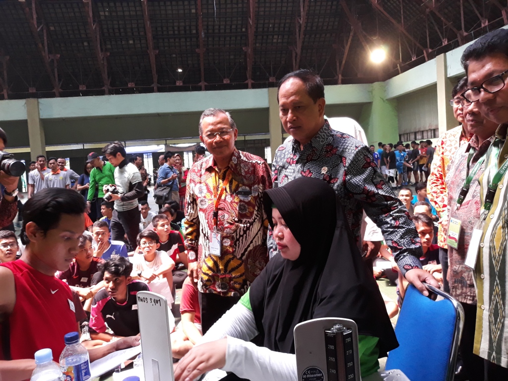 Menristekdikti, Mohamad Nasir saat meninjau pelaksanaan tes praktik dan keterampilan SBMPTN 2018 di UNJ. Foto: Medcom.id/Citra Larasati
