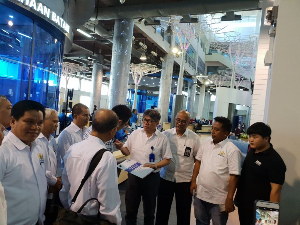 Anggota 2/Deputi Bidang Perencanaan dan Pengembangan BP Batam, Yusmar Anggadinata menyerahkan dokumen i23J kepada Direktur PT King Shining Industri, didampingi Ketua Umum Kadin Kepri di Mall Pelayanan Publik (MPP) Batam. (FOTO: Medcom.ic/Anwar)