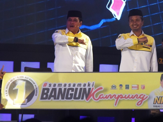 NH: Hujan Emas di Kampung Orang, Hujan Batu di Kampung Sendiri