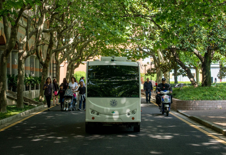 Angkot ini melaju tanpa pengemudi