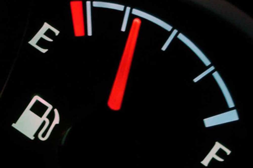 Di penunjuk bensin di speedometer biasanya dilengkapi dengan tanda penunjuk lubang tangki bensin. Autoguide
