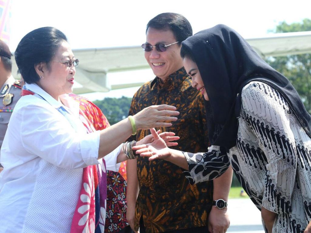 Cawagub Jatim nomor 2, Puti Guntur Soekarno saat mendampingi Ketua Umum PDIP Megawati Soekarnoputri untuk berziarah ke makam Bung Karno. (ISTIMEWA).