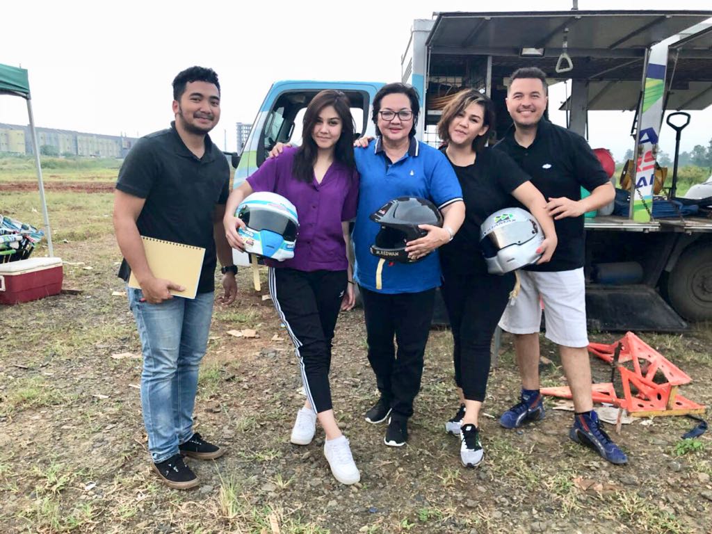 Vanesha dan Sissy mulai berlatih untuk menjadi pembalap sprint rally. Sasscy Motorsport