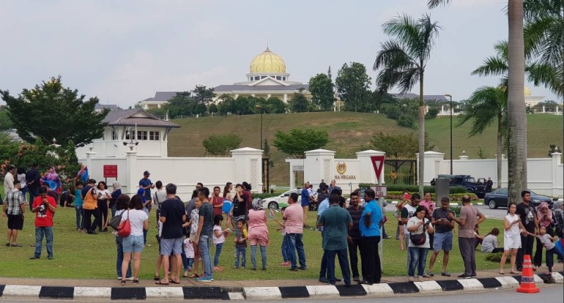 Antusiasme Warga Malaysia di Istana  Jelang Pelantikan 