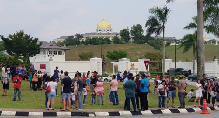 Antusiasme Warga Malaysia di Istana Jelang Pelantikan Mahathir
