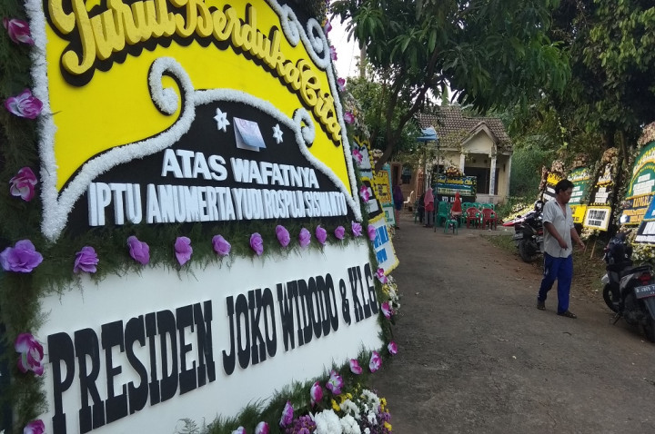 Karangan Bunga Presiden di Depan Rumah Iptu Yudi