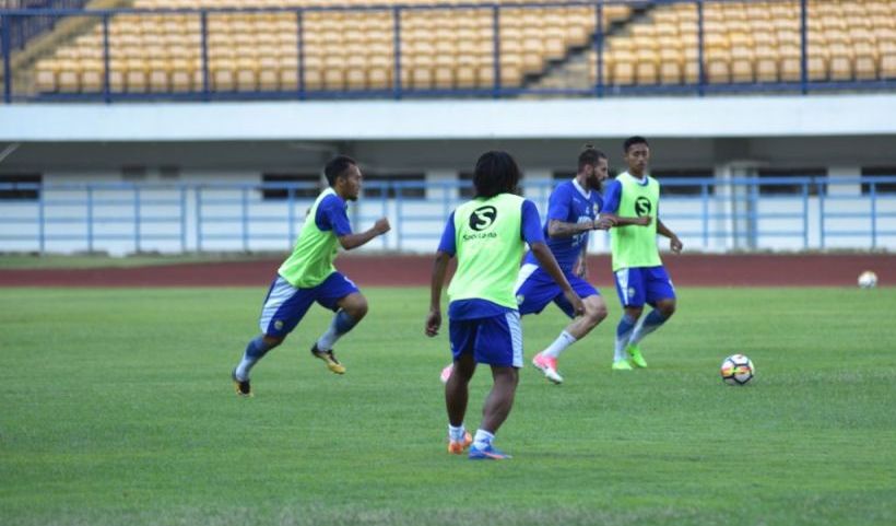 Sesi latihan Persib jelang laga kontra Persipura. (Foto: Medcom.id/Roni Kurniawan)