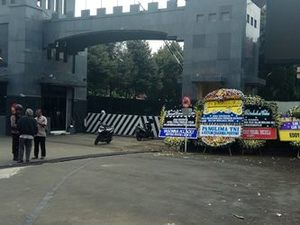 Karangan Bunga Belasungkawa Memenuhi Mako Brimob