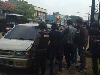 Petugas Periksa Kendaraan yang Mencoba Foto Mako Brimob