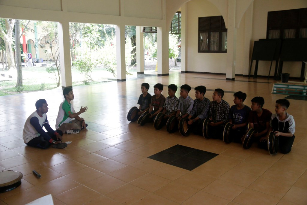 Siswa Sukma Bangsa Pidie latihan Rapai Geleng.  Foto: Koresponden/ Ferdian Ananda Majni