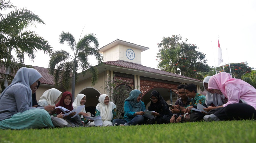 Diskusi kelompok  di halaman depan Sekolah Sukma Bangsa (SSB),Pidie.  Foto: MI/Ferdian Ananda Majni