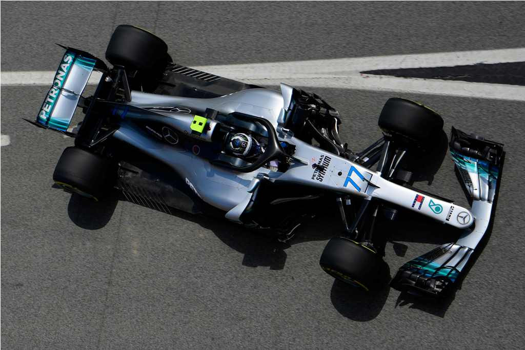 Valtteri Bottas mengendarai mobil Mercedes. (AFP PHOTO / LLUIS GENE)