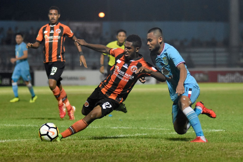 Bintang Persela Lamongan, Saddil Ramdani saat berebut bola dengan pemain Perseru Serui Makarius Fredik Suruan di Liga 1 2018 (Foto: ANTARA FOTO/M Risyal Hidayat)